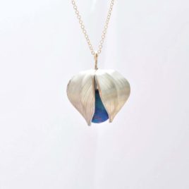 collier physalis bleu